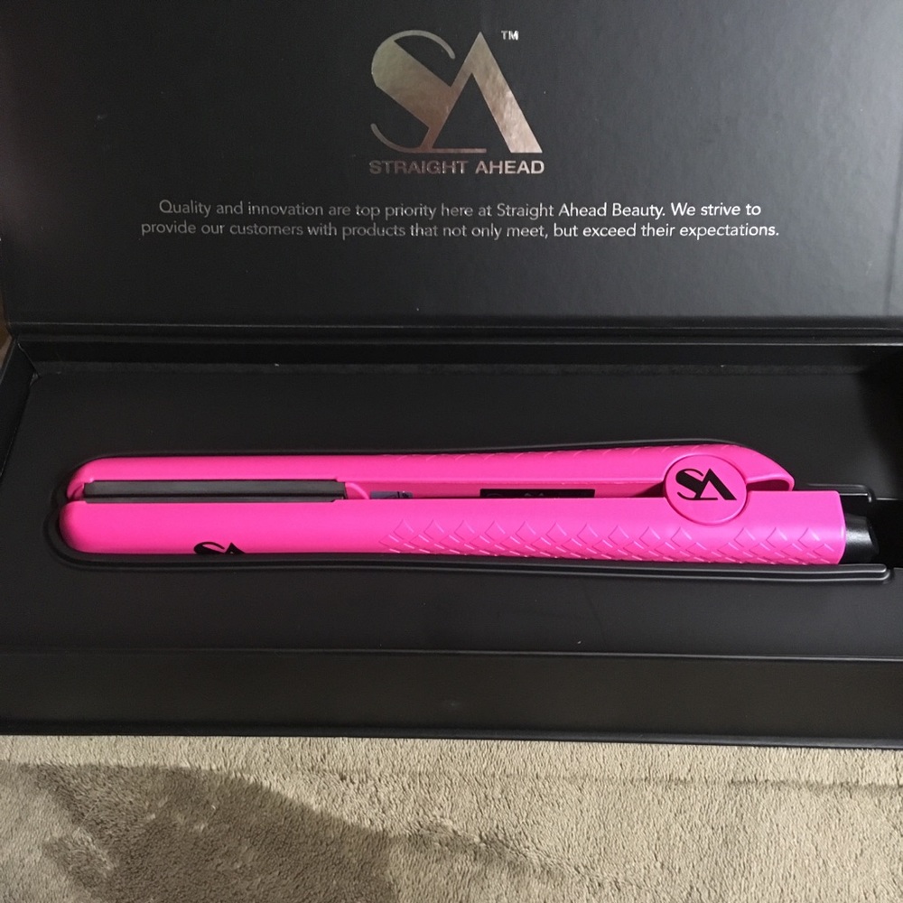 NWT Straight Ahead Straightener / flat iron